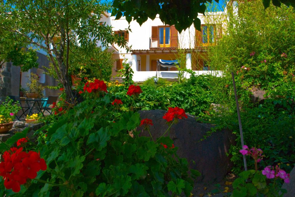 A garden outside Costa Residence Vacanze