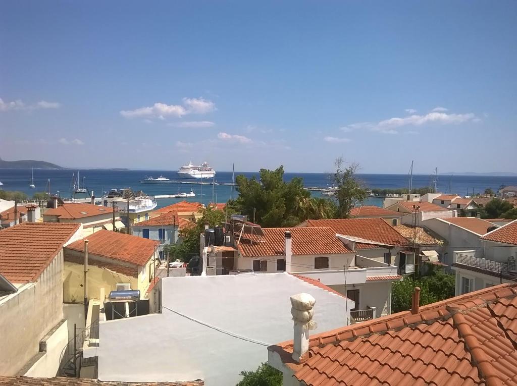 uma vista de uma cidade com um navio de cruzeiro na água em Belvedere em Pythagoreio