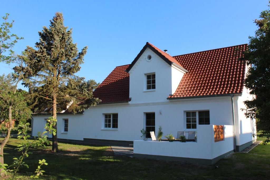 a white house with a red roof at Ferienhaus Lilli in Pruchten