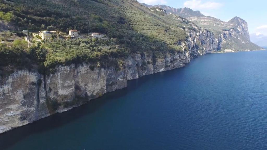 una vista aérea de un acantilado sobre un cuerpo de agua en Hotel La Terrazzina en Gargnano
