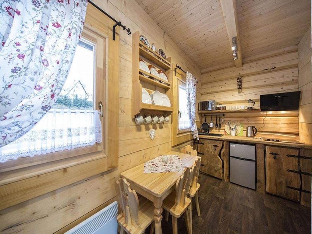 Kuchyňa alebo kuchynka v ubytovaní Domki nad Białką