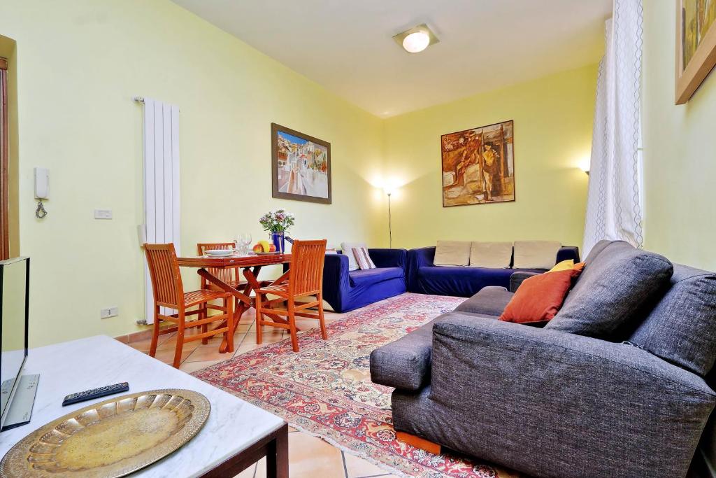 - un salon avec un canapé et une table dans l'établissement Romalibera, à Rome