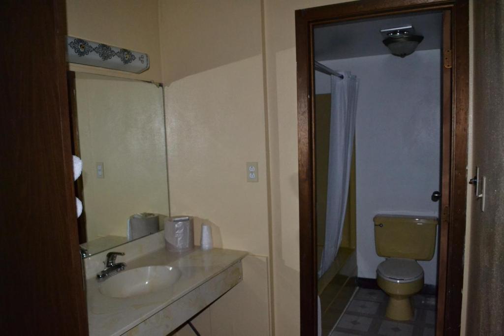 Budget Inn Motel - Habitación Con Cama Extragrande - No Fumadores