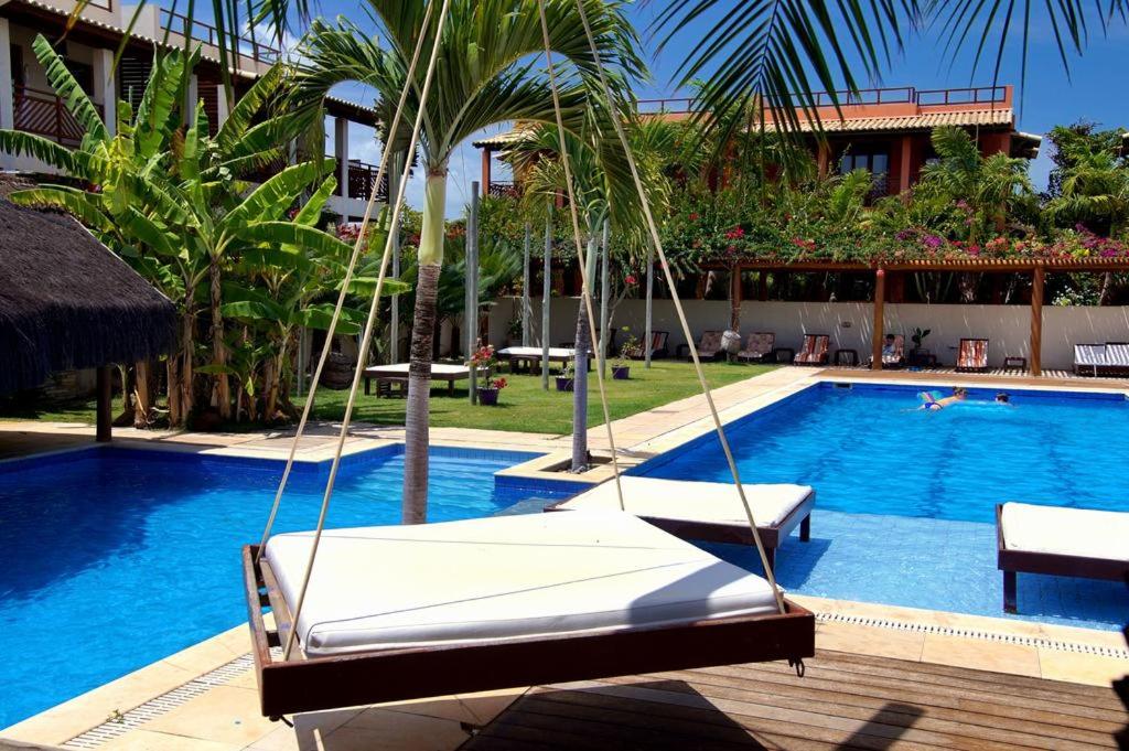 un columpio en una piscina en un hotel en Suite Pipa Beleza Spa Resort, en Pipa