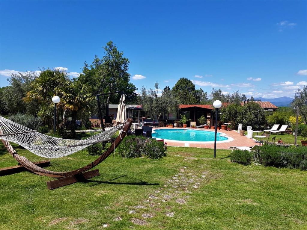 Bazén v ubytovaní Agriturismo San Giacomo alebo v jeho blízkosti