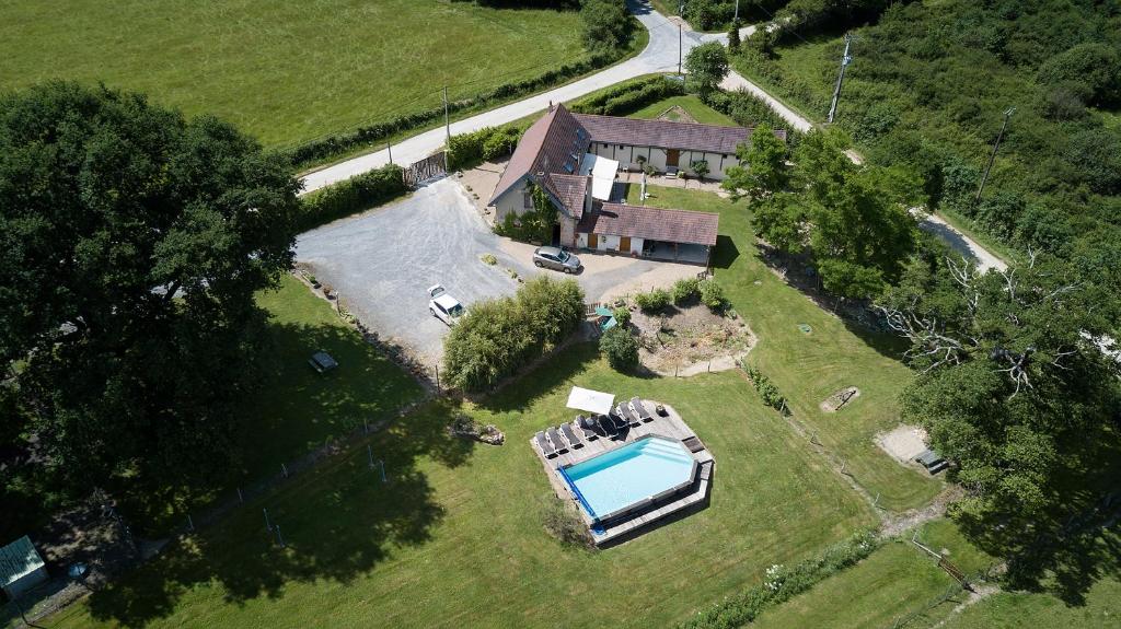 an aerial view of a house with a swimming pool at Masoe des Chatards in Neuilly-le-Réal