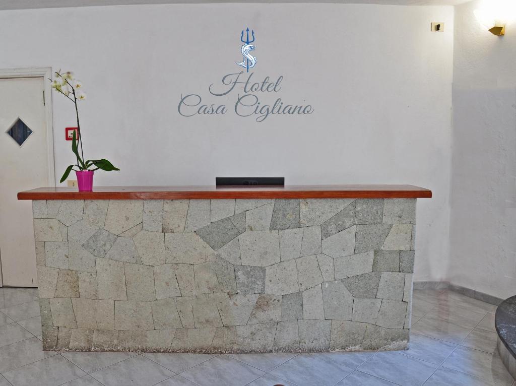 blat w pokoju z napisem na ścianie w obiekcie Casa Cigliano w mieście Ischia