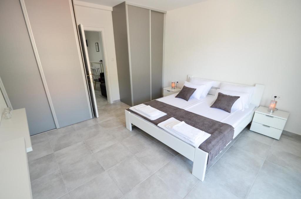 Bay View Apartments - 16