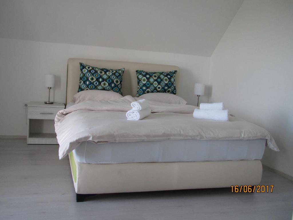 - un lit blanc avec 2 serviettes dans une chambre dans l'établissement Guest House Baranin Pitomine, à Žabljak