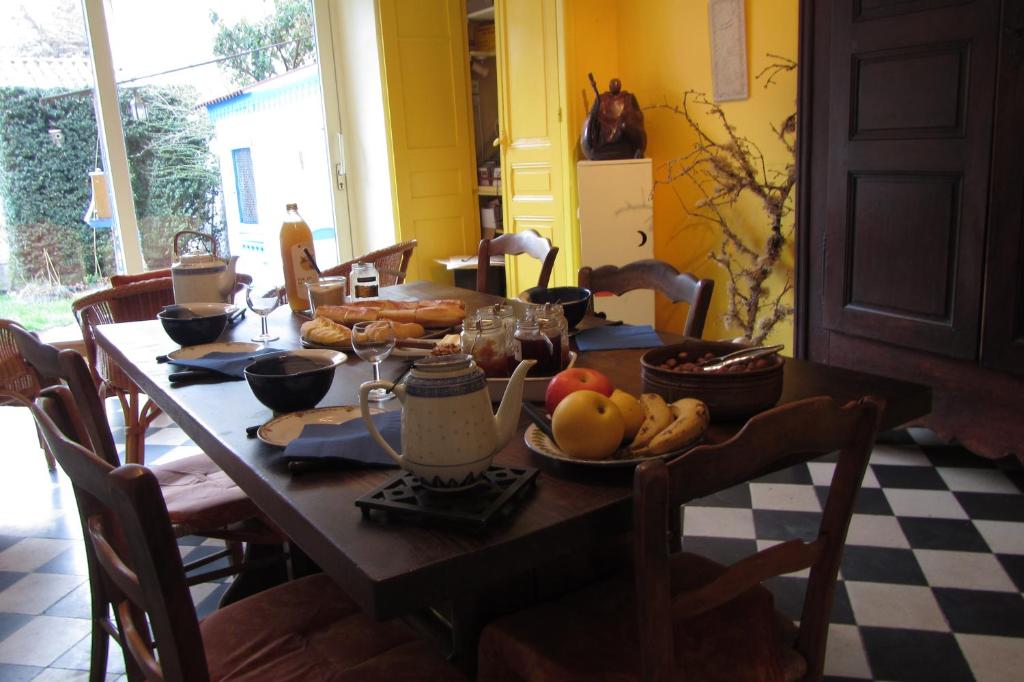 una mesa de madera con fruta en la cocina en Chambres d'hôtes Laurent Besset, en Die