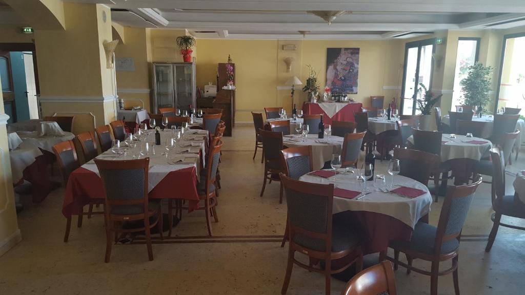 a dining room filled with tables and chairs at Hotel Corallo in Francavilla al Mare