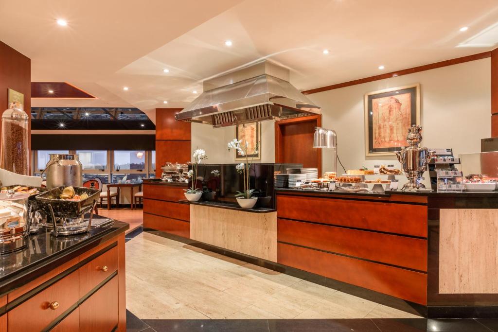 A kitchen or kitchenette at Eurostars Gran Hotel Santiago