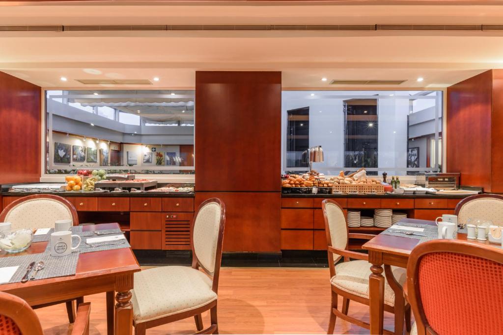 A restaurant or other place to eat at Eurostars Gran Hotel Santiago