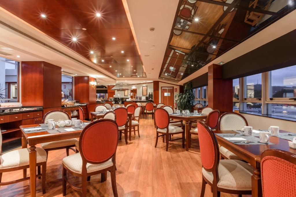A restaurant or other place to eat at Eurostars Gran Hotel Santiago