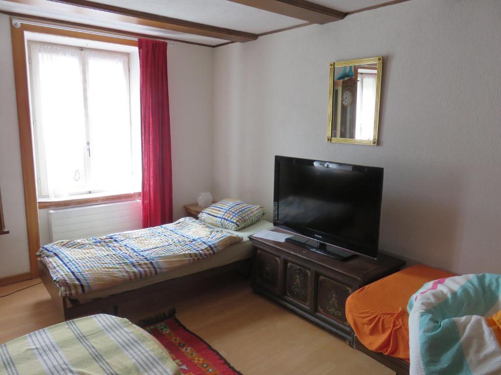 Llit o llits en una habitació de BnB Erlach