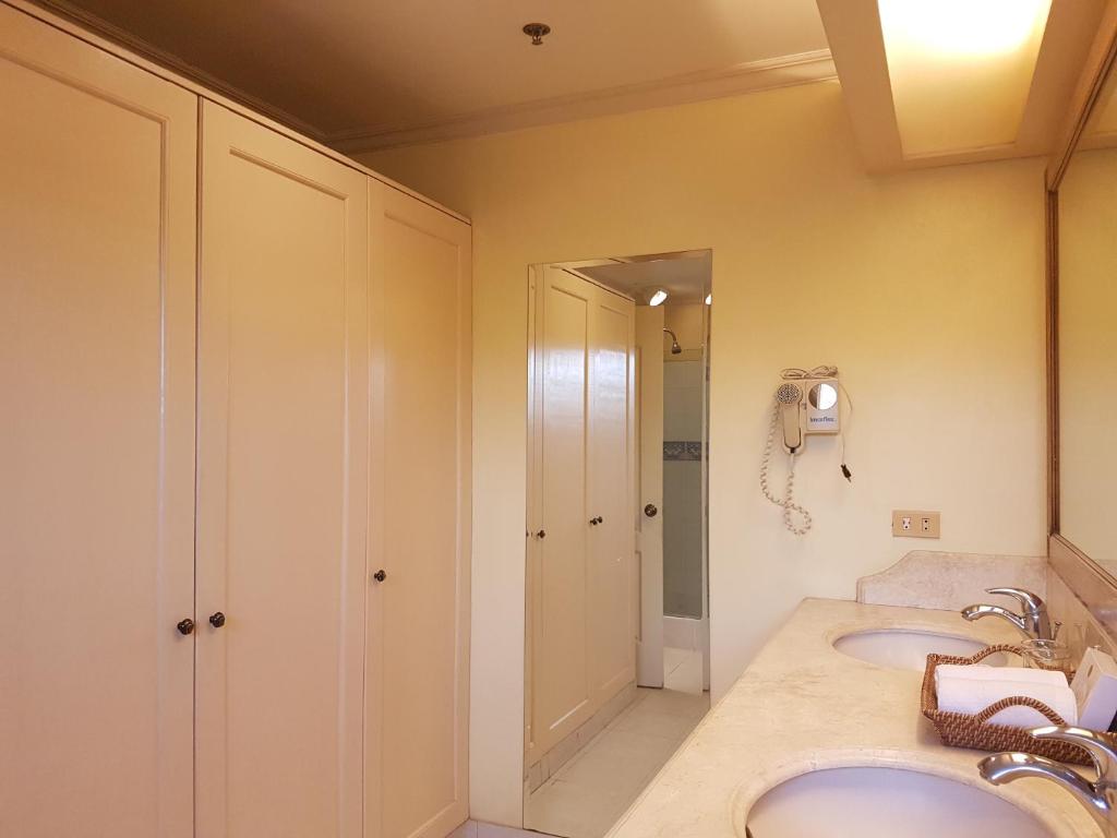 Postel nebo postele na pokoji v ubytování Sophia Suites Residence Hotel