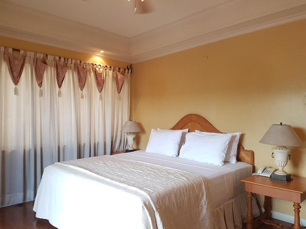 Postel nebo postele na pokoji v ubytování Sophia Suites Residence Hotel