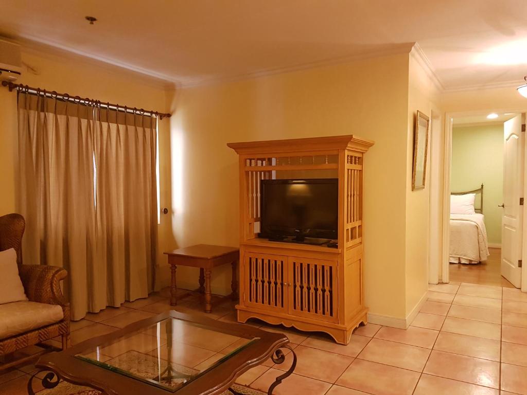 TV a/nebo společenská místnost v ubytování Sophia Suites Residence Hotel