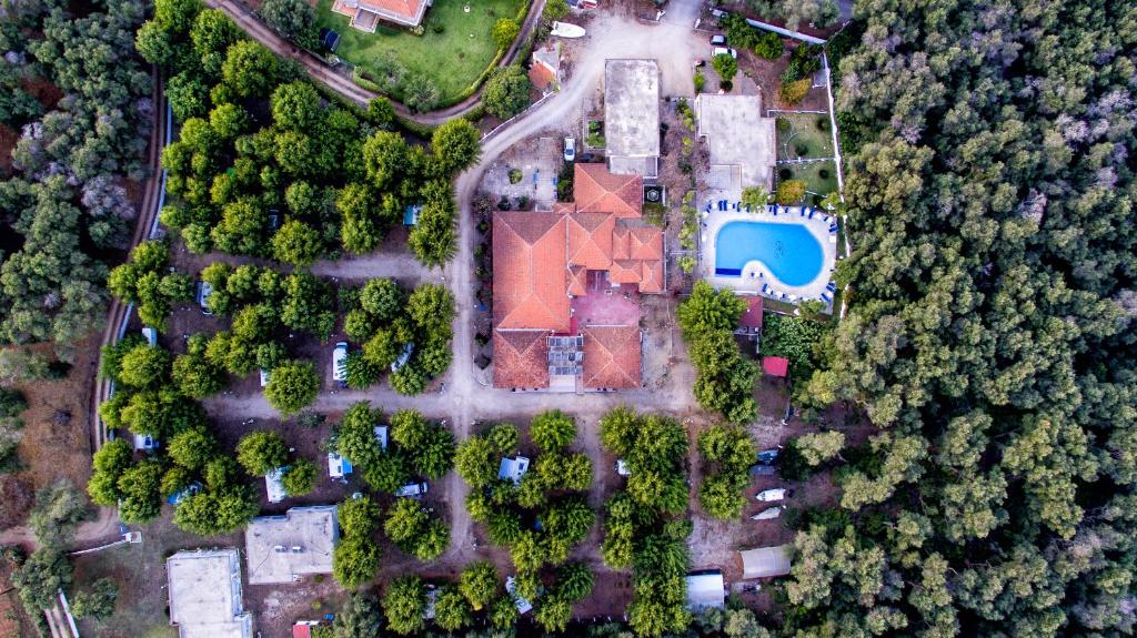 una vista aérea de una casa con piscina en Kalamitsi Beach Camping Village en Preveza