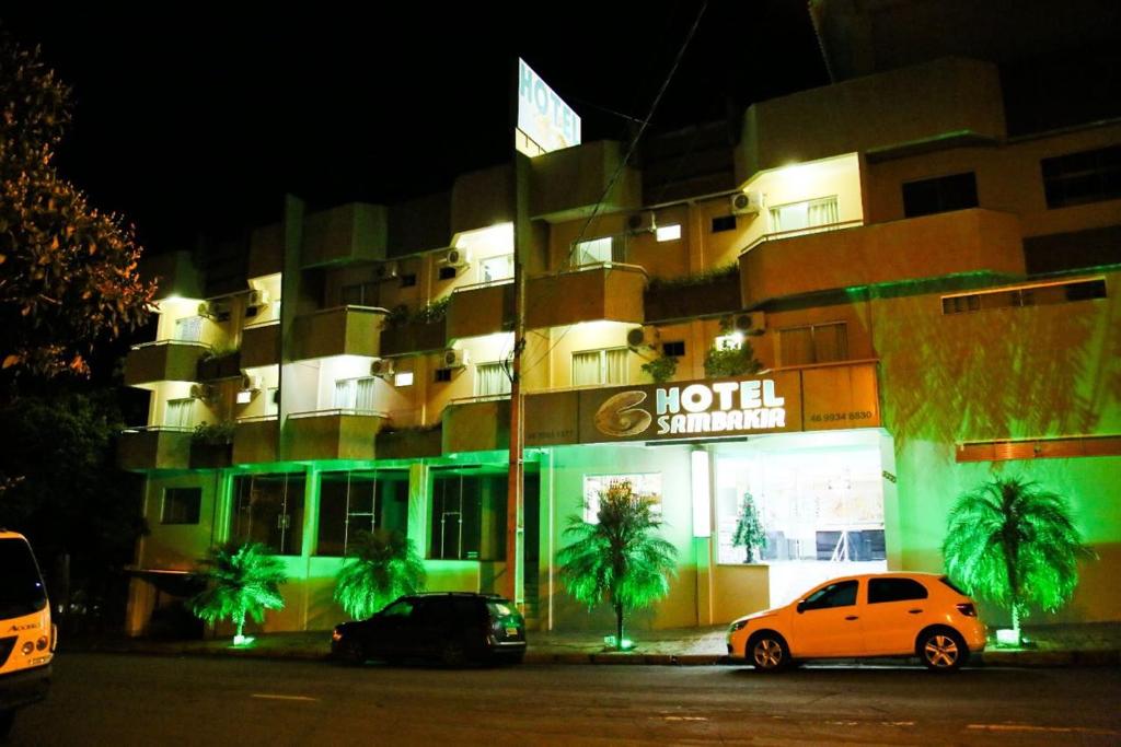 a hotel with two cars parked in front of it at Hotel Sambakia in Realeza