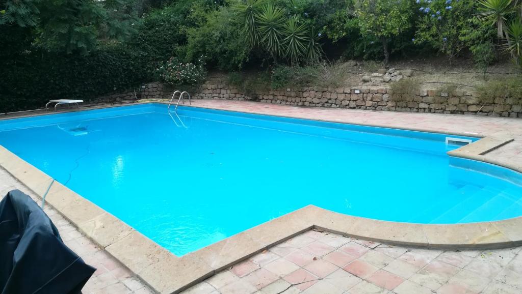 una gran piscina de agua azul en un patio en casa vacanze sara, en Caltanissetta