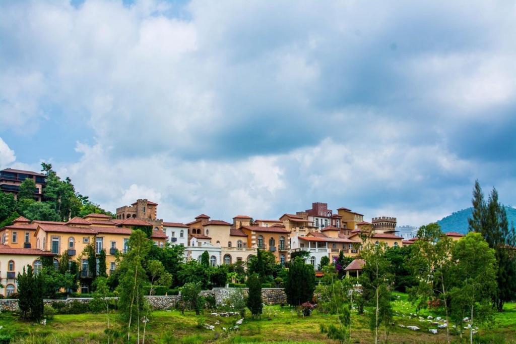 un groupe de bâtiments sur une colline plantée d'arbres dans l'établissement Alis's House at Khaoyai, à Ban Bung Toei