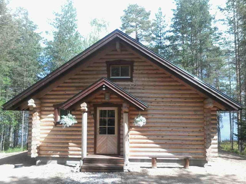 a log cabin with a door and a window at Villa Nina in Luikonlahti
