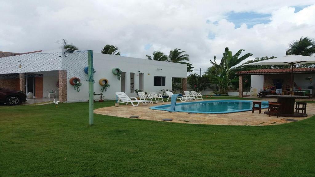 una casa con piscina en un patio en Casa em Porto de Galinhas, en Porto de Galinhas