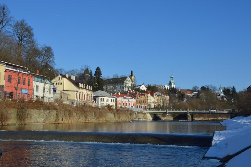 Vaade hotelli lähedal voolavale jõele