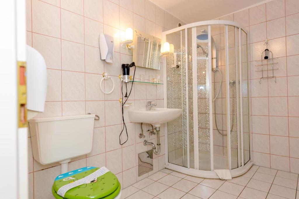 Kúpeľňa v ubytovaní 1a Hotel Steiner