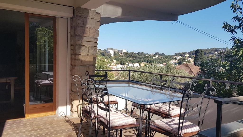 d'une terrasse avec une table et des chaises sur un balcon. dans l'établissement Siber & Sandrine, à La Seyne-sur-Mer