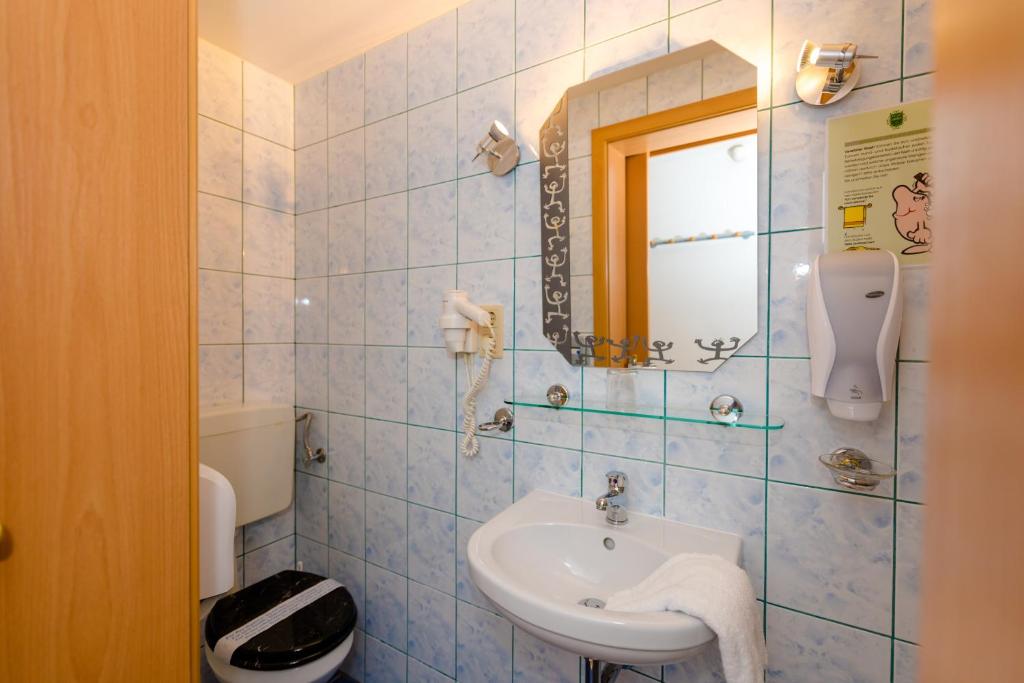 Kúpeľňa v ubytovaní 1a Hotel Steiner