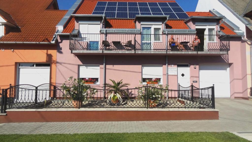 "ハルカーニャ"にあるGere Art&Exclusive Apartmentsの屋根に太陽光パネルを敷いた家