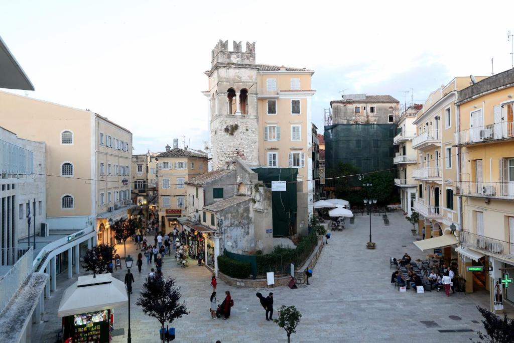 um grupo de pessoas andando em torno de uma rua da cidade em Apartment Annunziata em Corfu Town