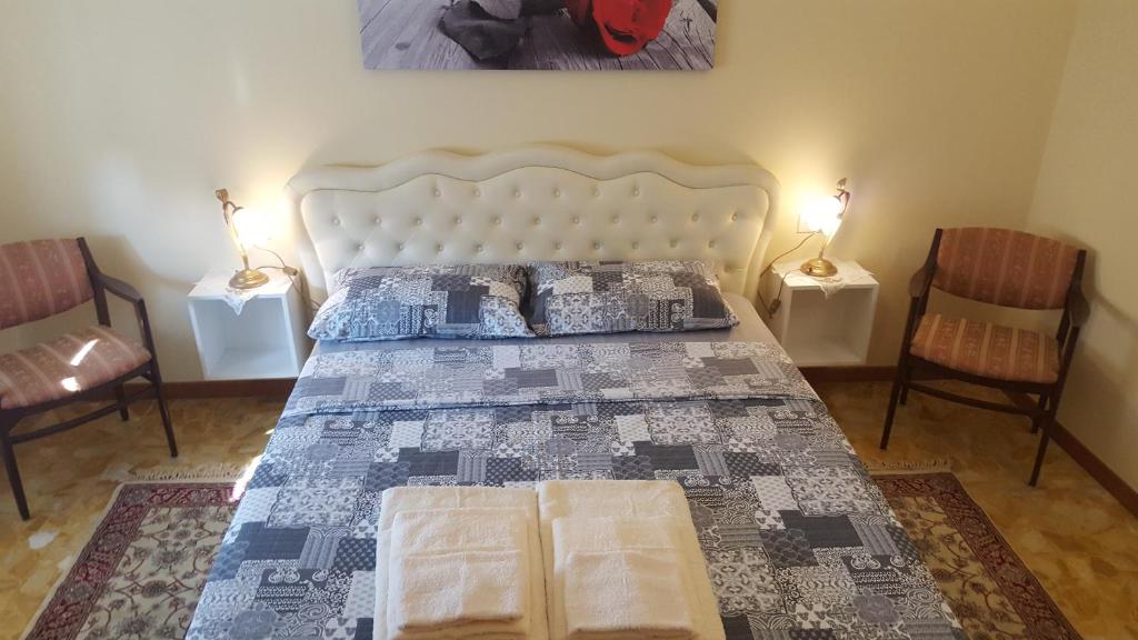 ヴェローナにあるCasa Ristoriのベッドルーム1室(大型ベッド1台、椅子2脚付)