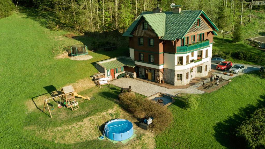 einen Luftblick auf ein großes Haus mit einem Pavillon in der Unterkunft Pension Silva in Špindlerův Mlýn