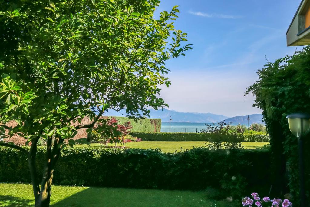 een tuin met uitzicht op de oceaan bij Giardino sul Garda in Sirmione