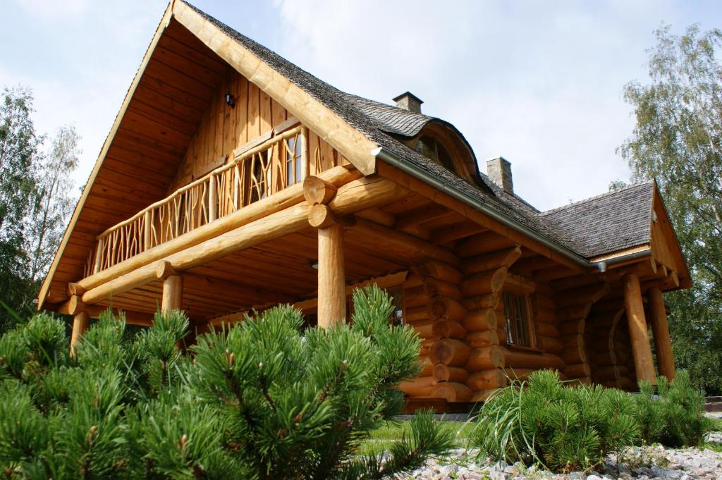 Cabaña de madera con cubierta envolvente en Sosnowa Chata, en Jelenia Góra-Jagniątków