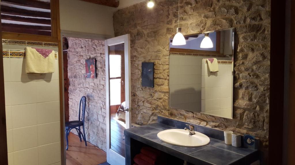 uma casa de banho com um lavatório e um espelho em Can Gasol Turisme Rural registre generalitat PT-00152 em Guialmons