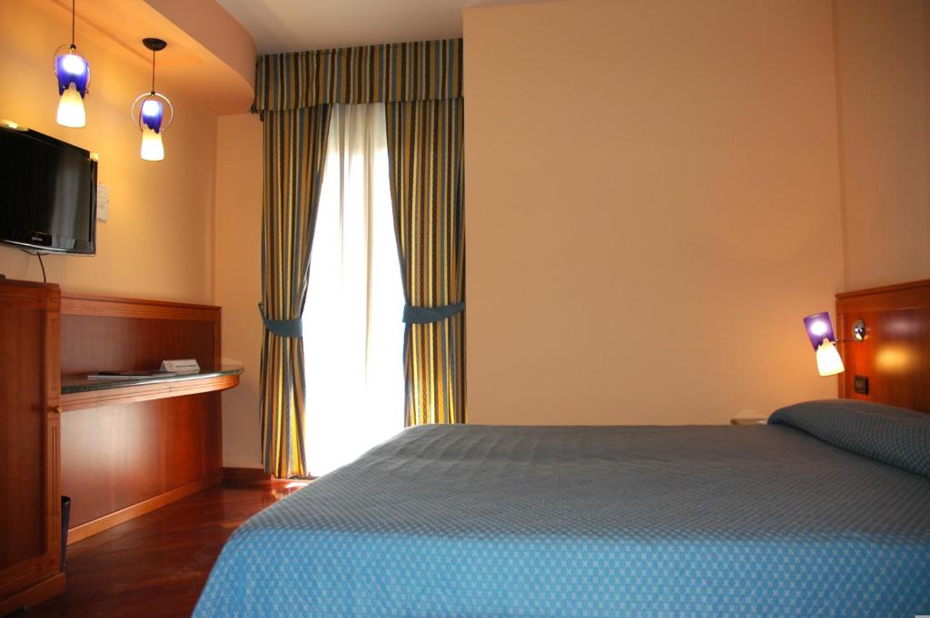 Postel nebo postele na pokoji v ubytování Hotel Michelangelo Palace & SPA