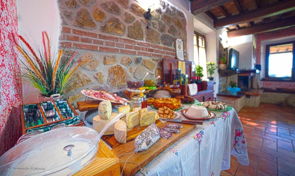 una mesa con comida en una habitación en Agriturismo La Valle degli Ulivi, en Semproniano