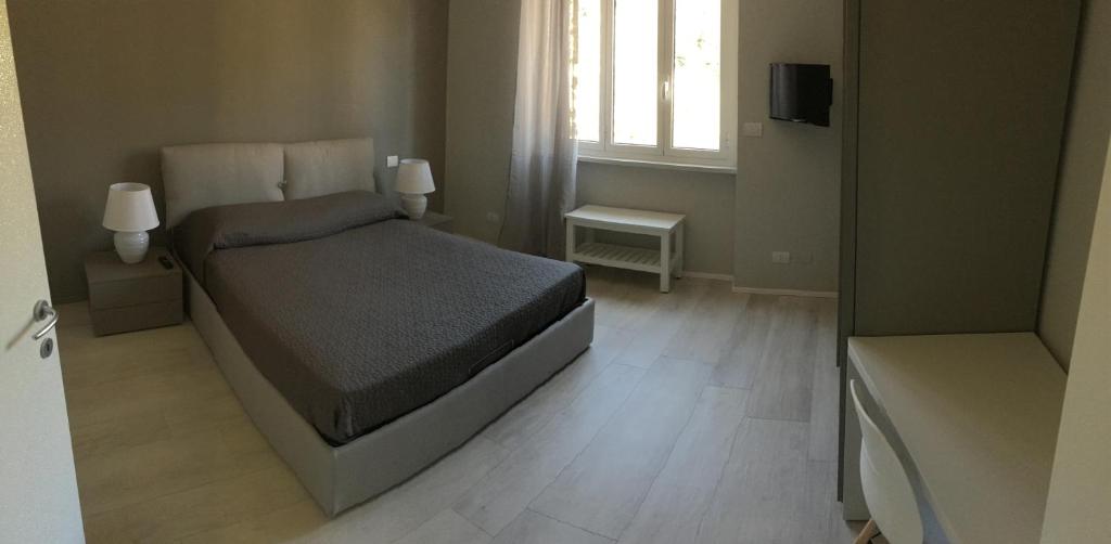 サンレモにあるSanremo Luxury Apartamentのベッドルーム(ベッド1台、窓、テレビ付)