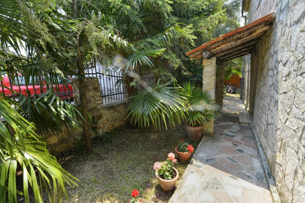 Vonkajšia záhrada v ubytovaní Villa Funtana