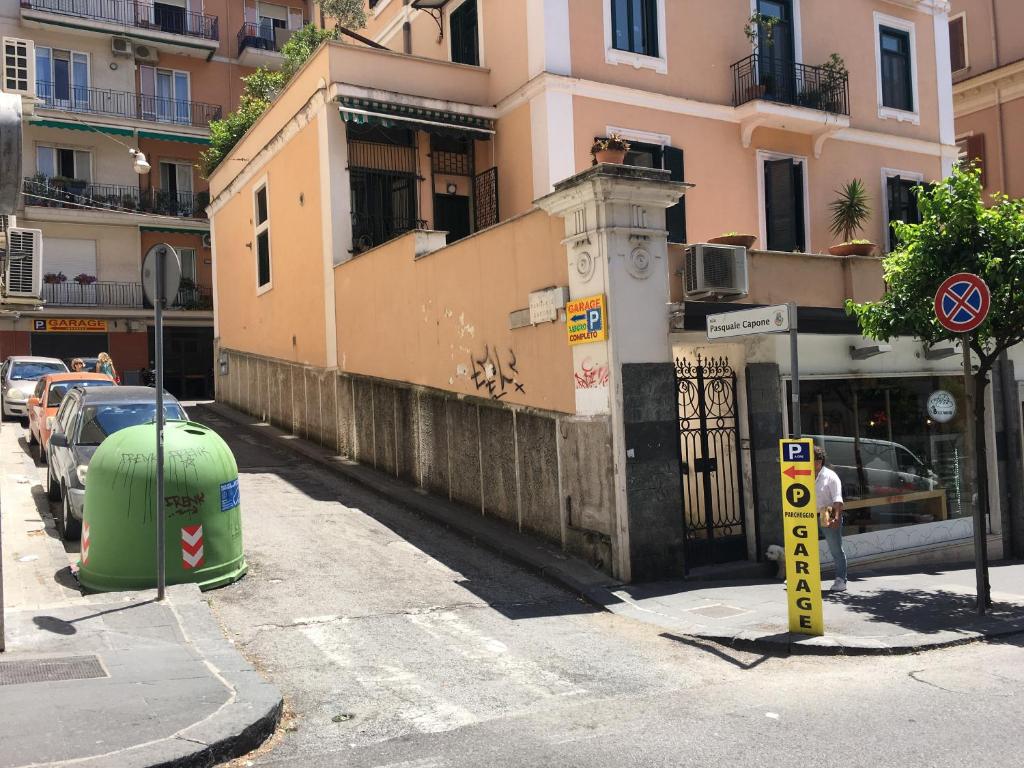 El barrio en el que está la casa de huéspedes o un barrio cercano