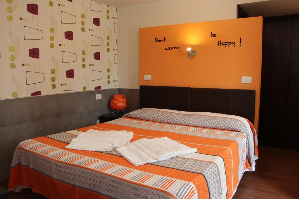 - une chambre avec un lit et 2 serviettes dans l'établissement B&B Civico 16, à Naples