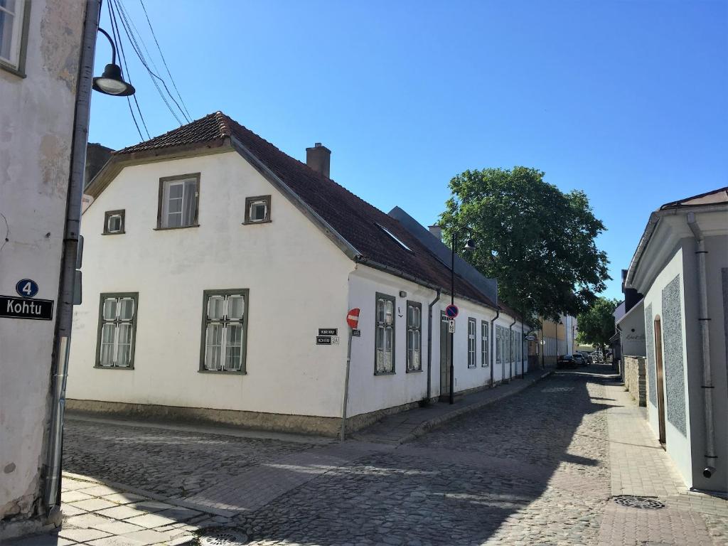 an empty street with a white building on the side at Arens rent Kohtu 2A Apartment in Kuressaare