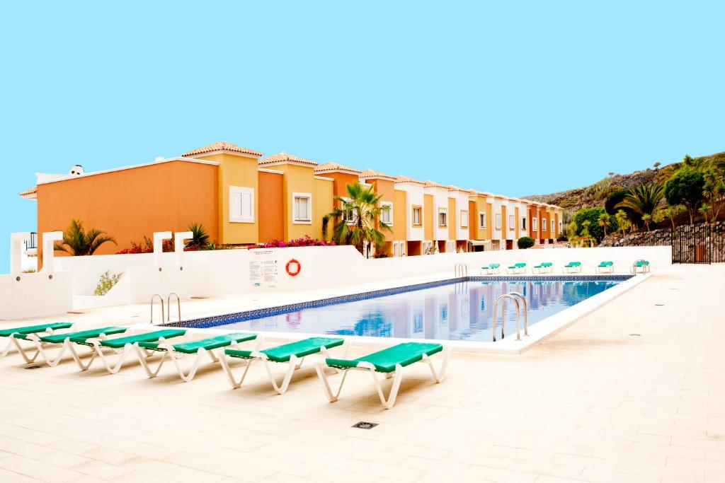 Bazén v ubytovaní Sunset View And Pool In Paradise alebo v jeho blízkosti
