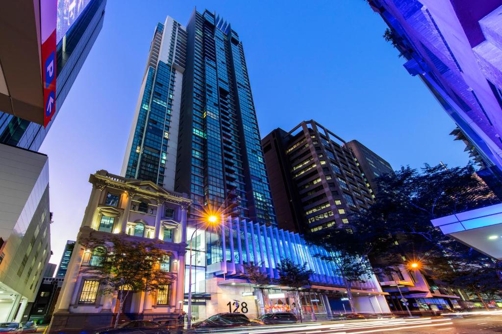 a city street filled with lots of tall buildings at Oaks Brisbane on Charlotte Suites in Brisbane