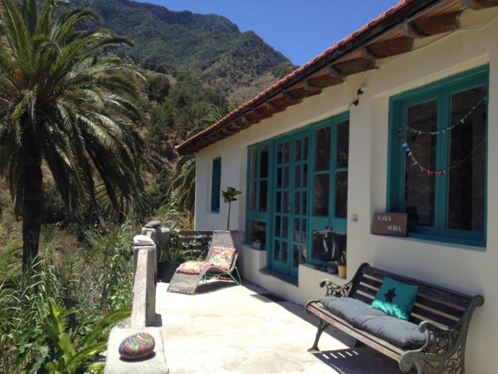 埃爾米瓜的住宿－Casa Aura，长凳和棕榈树的房子
