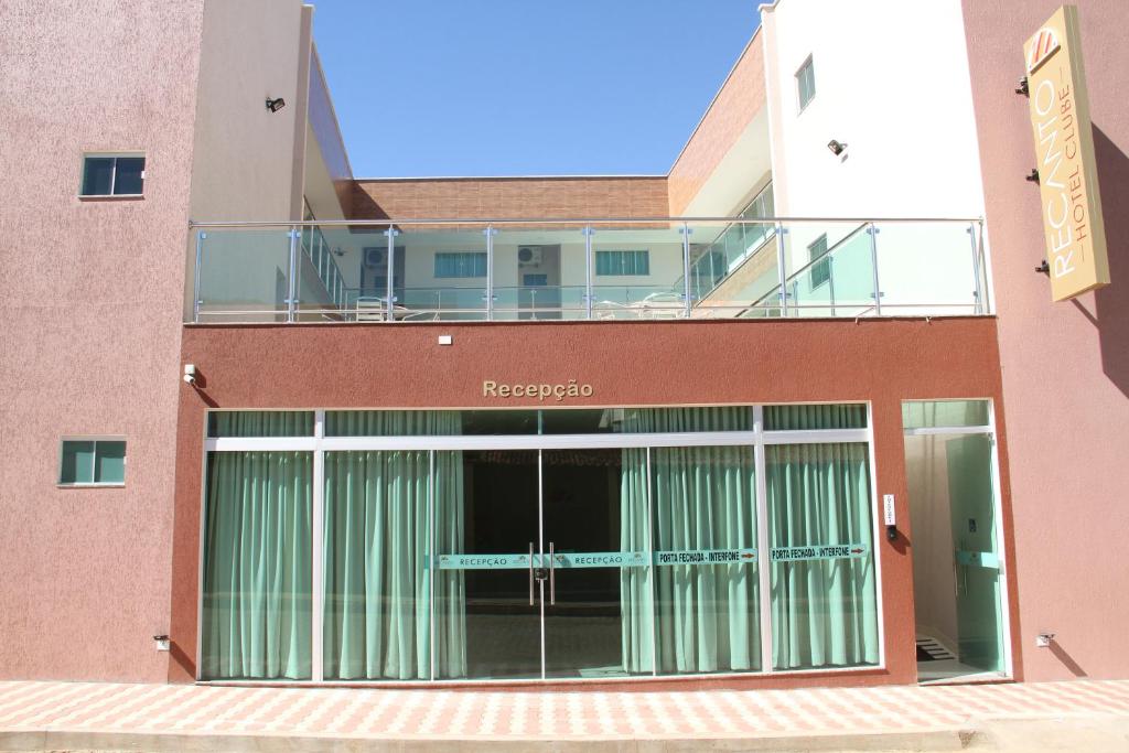 a building with a revolving door and a balcony at Recanto Hotel Clube in Caetité